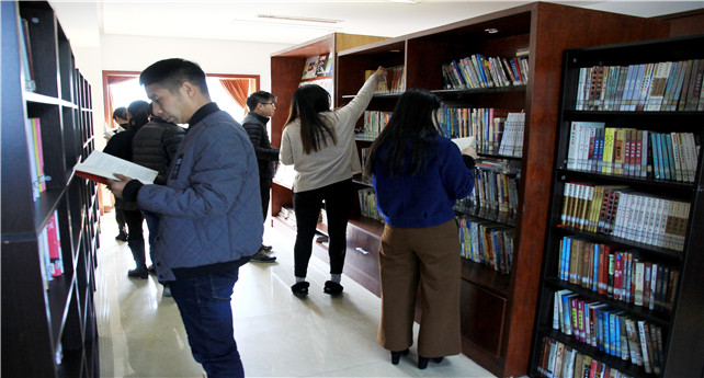 1514690140627051zK9k.jpg 圖為職工正在圖書(shū)館翻閱圖書(shū)(宋有常攝).jpg